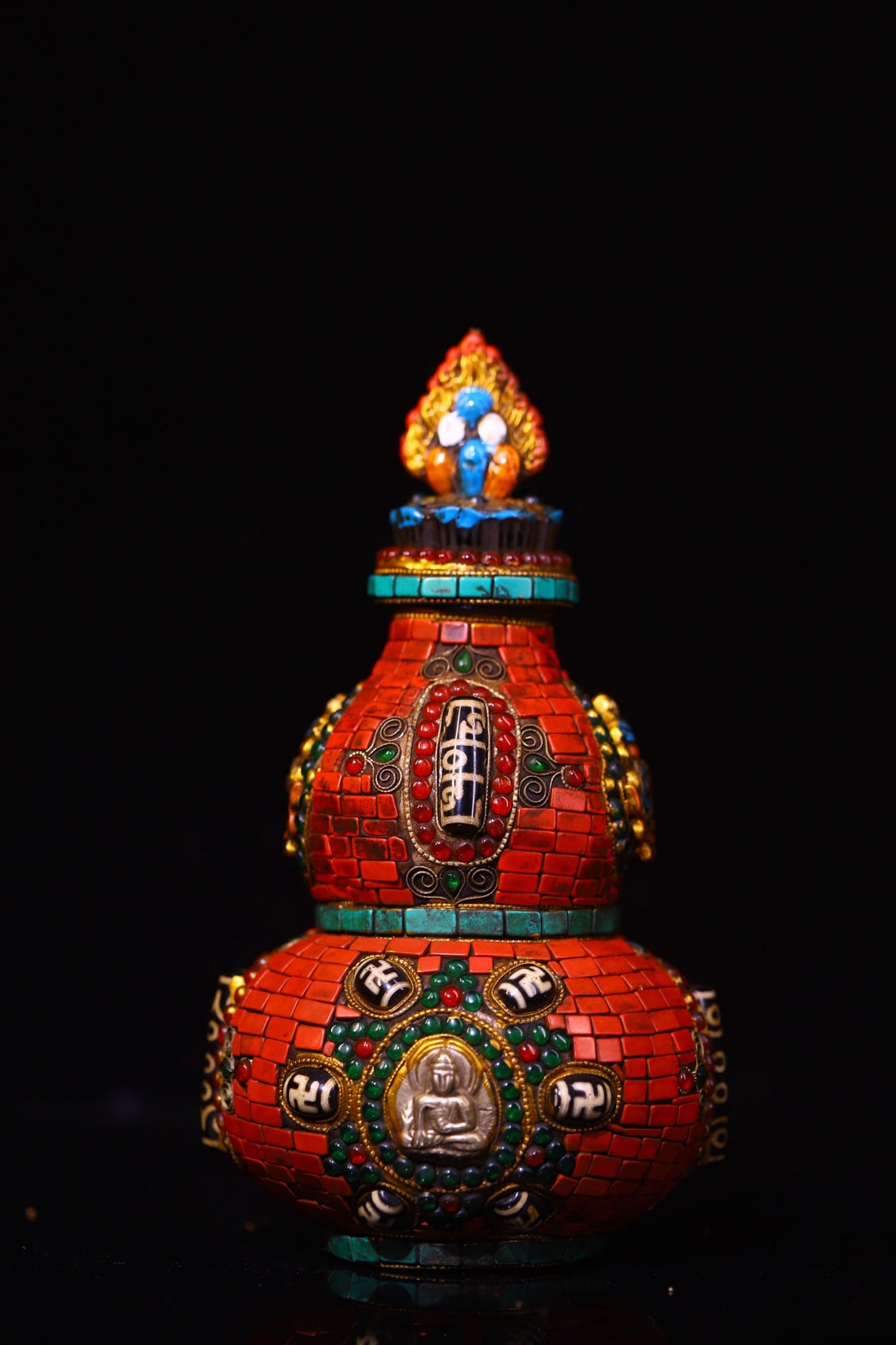 An Exquisite Crystal Inlaid Dzi Bead and Gems Gourd Ornament: An Exquisite Crystal Inlaid Dzi Bead and Gems Gourd Ornament,Qing Dynasty,China,Size:7.9inx3.9in,Weight:800g水晶镶天珠和宝石葫芦摆