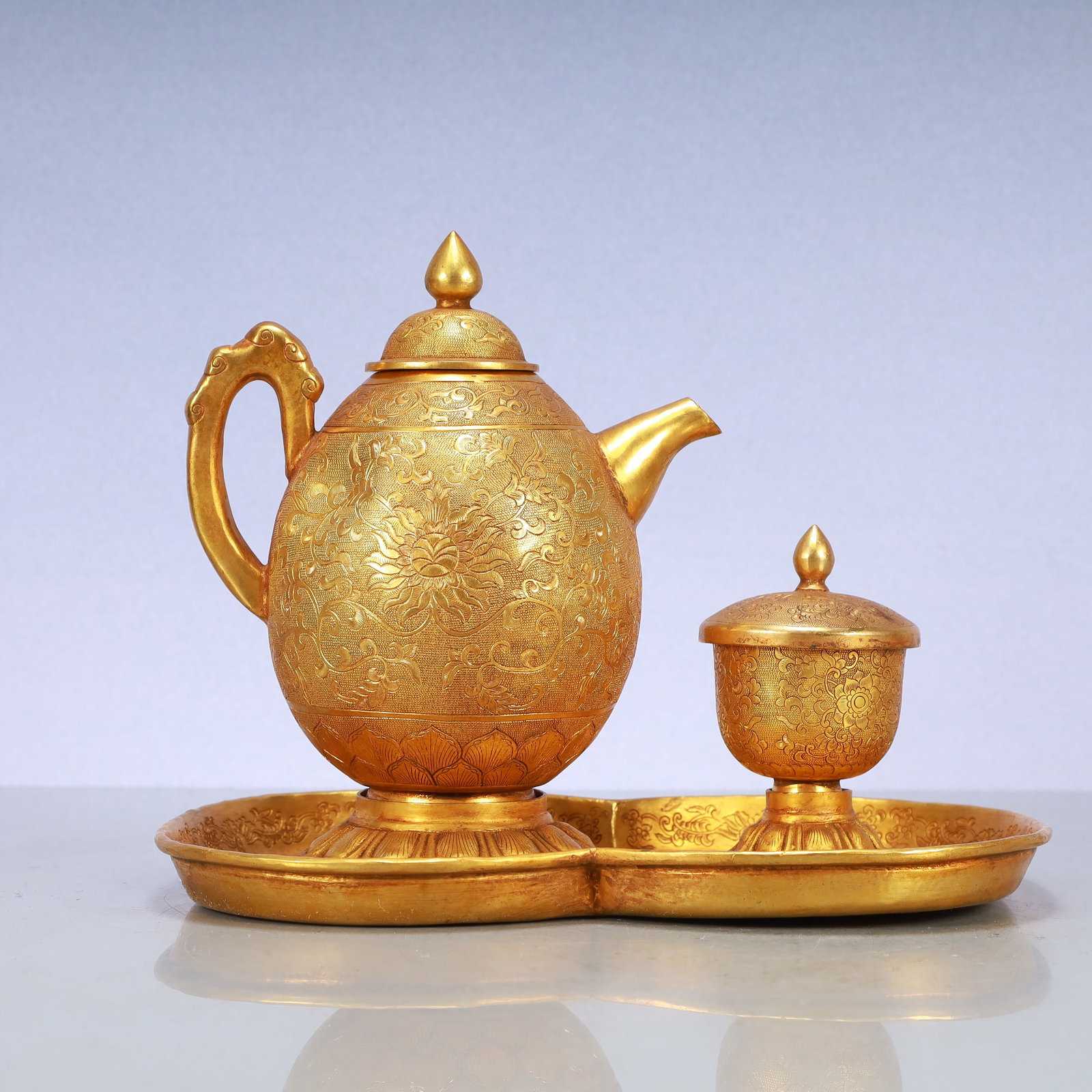 A Exquisite A Set of Gilt Bronze Lotus Pattern Ewer Cup: A Exquisite A Set of Gilt Bronze Lotus Pattern Ewer Cup Tang Dynasty, China Zhenguan Four-character Mark Size:11.2inx7.7inx9.1in
