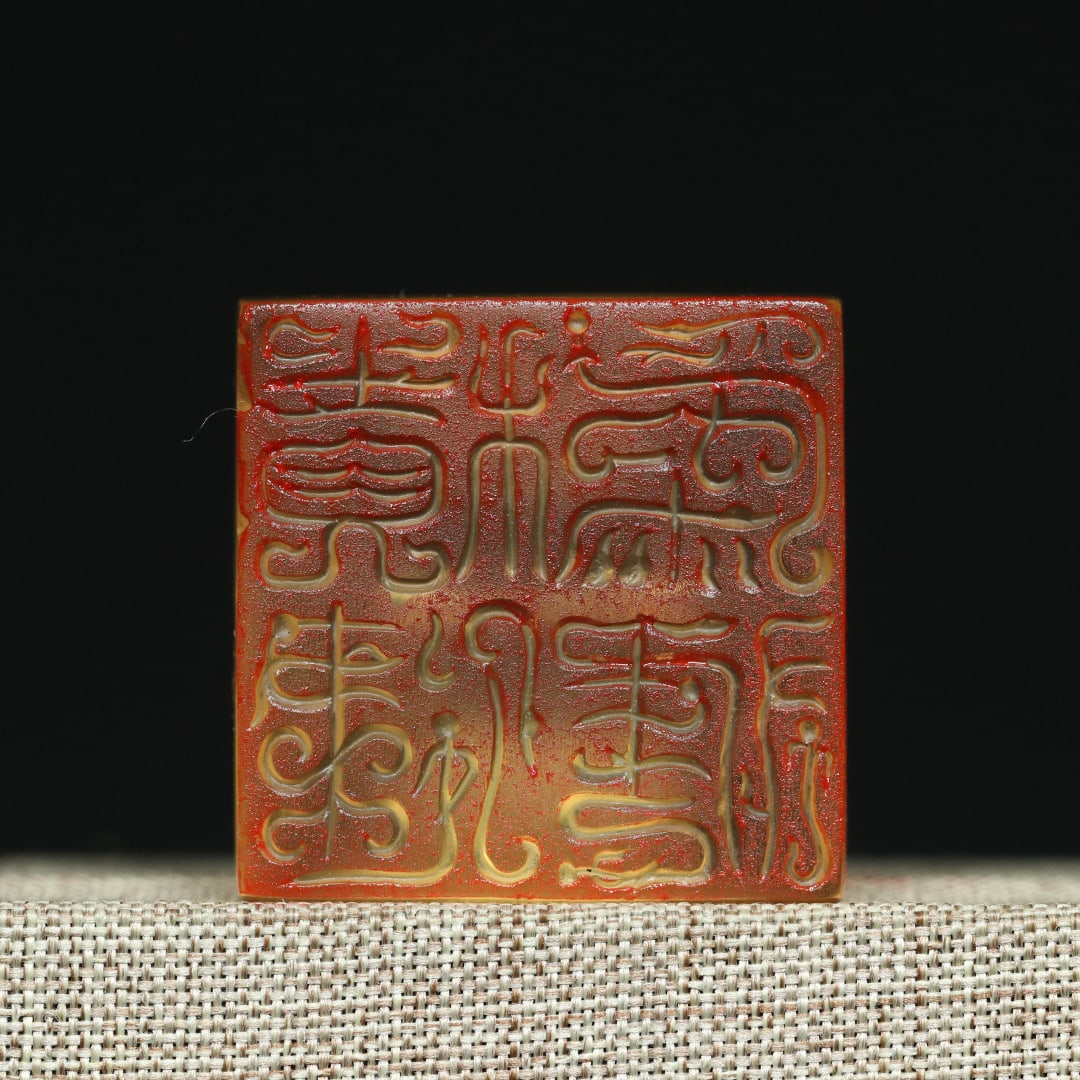 An Exquisite Crystal Seal: An Exquisite Crystal Seal,Qing Dynasty,China,Size:1.2inx1.2inx0.6in,Weight:28.2g水晶印章,中国清代,Size:3cmx3cmx1.6cm,Weight:28.2g