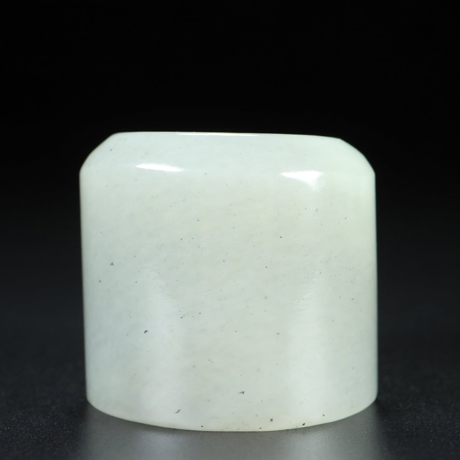 An Exquisite White Jade Fingerstall: An Exquisite White Jade Fingerstall,Qing Dynasty,China,Size:1.5inx1.3inx0.9in,Weight:58g白玉扳指,中国清代,Size:3.75cmx3.35cmx2.4cm,Weight:58g