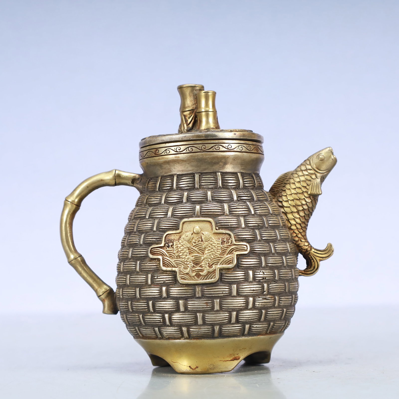 A Exquisite Gilt Silver Seawater Pattern Fish Pattern Ewer (1 of 9)