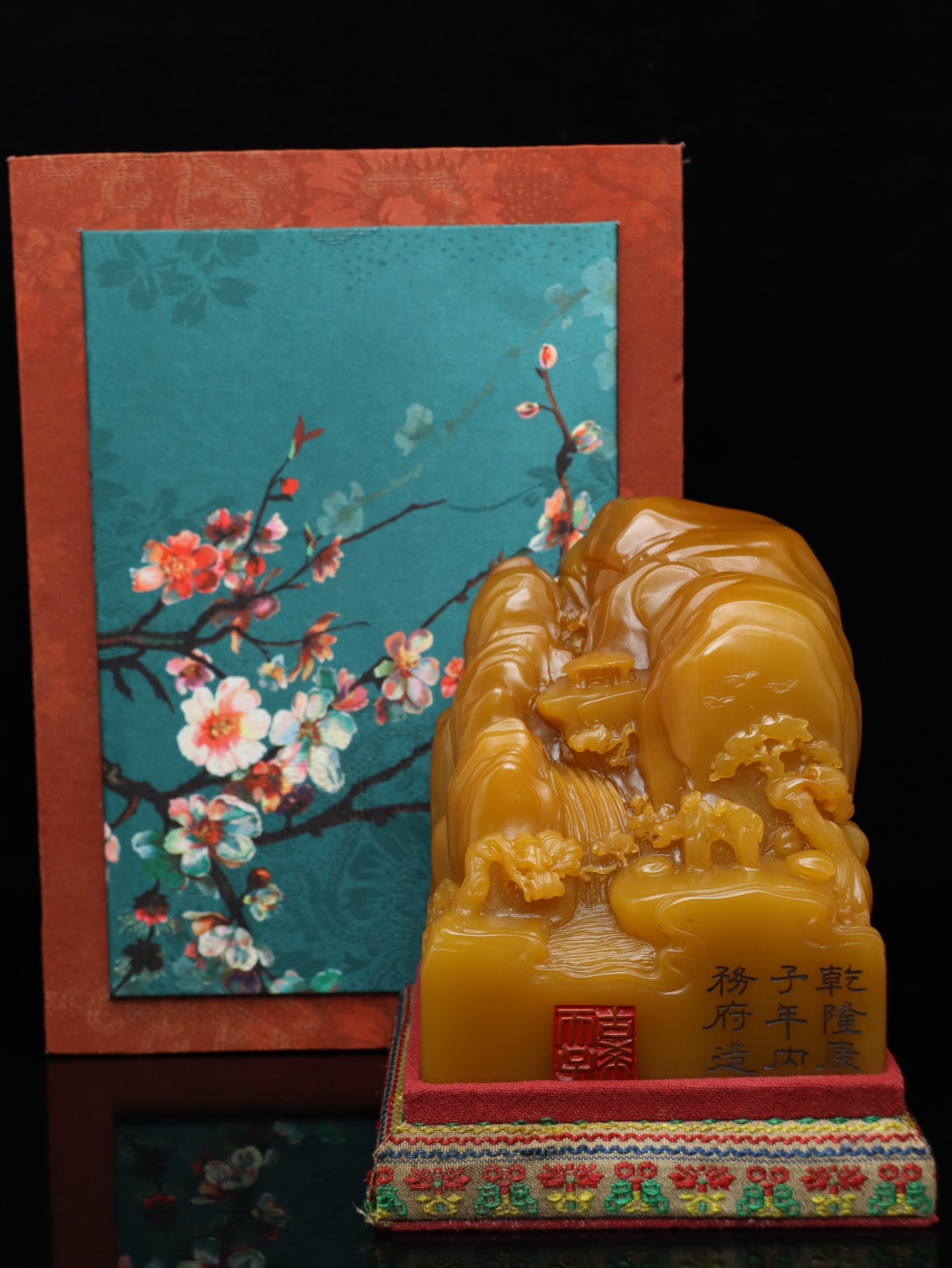 An Exquisite Tianhuang Stone Landscape and Figure Pattern Ornament: An Exquisite Tianhuang Stone Landscape and Figure Pattern Ornament,Qing Dynasty, China,Qianlong Mark,Size:4.1inx3.3inx3.3in,Weight:1282.9g田黄石山水人物ಬ