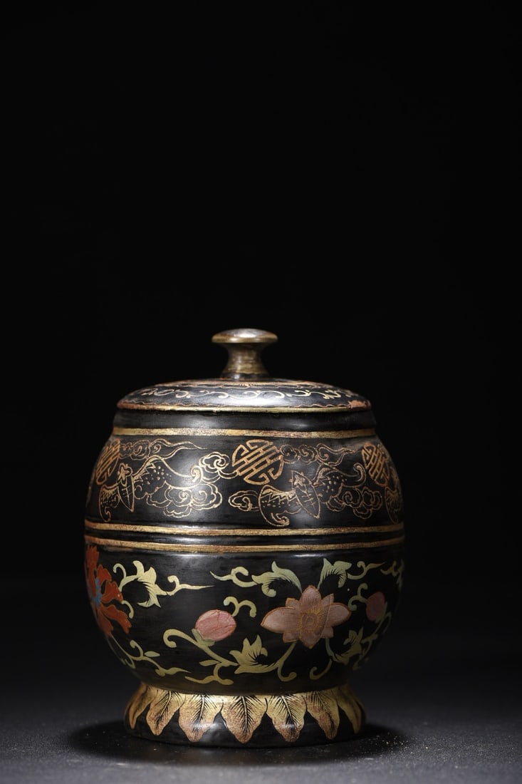 An Exquisite Wooden Painted Gold Lacquerware Lotus,Auspicious Cloud and Bats Pattern Jar with Cover: An Exquisite Wooden Painted Gold Lacquerware Lotus,Auspicious Cloud and Bats Pattern Jar with Cover,Qing Dynasty,China,Size:4.7inx3.5in,Weight:273g木胎描金漆器Ņ