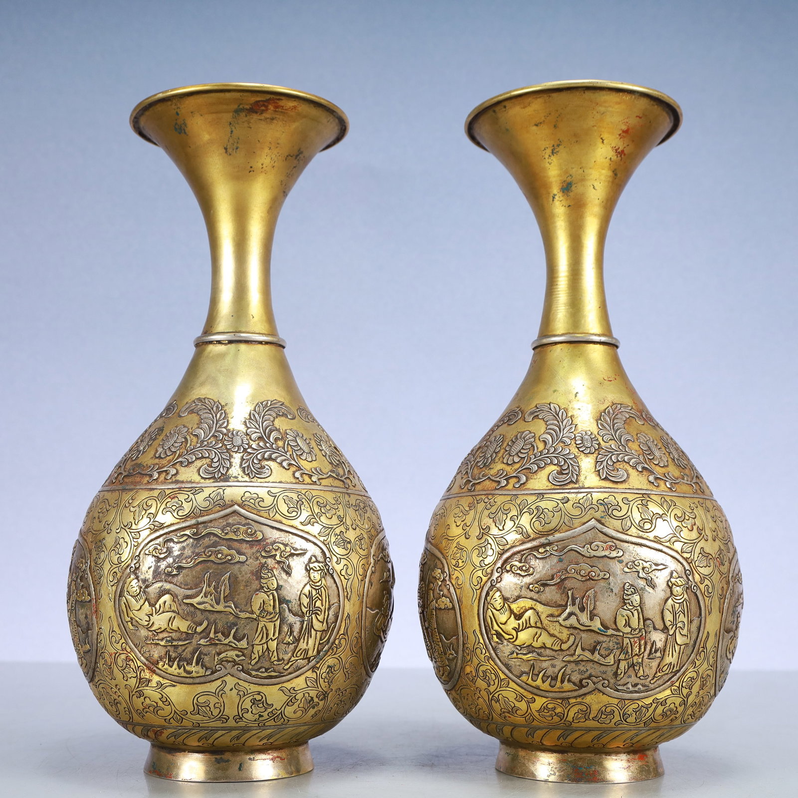 A Exquisite A pair of Gilt Bronze Lotus Pattern Character and Story Pattern Vase: A Exquisite A pair of Gilt Bronze Lotus Pattern Character and Story Pattern Vase Qing Dynasty, China Size:5.1inx10.8in Weight:1350g一对铜鎏金缠枝莲ń