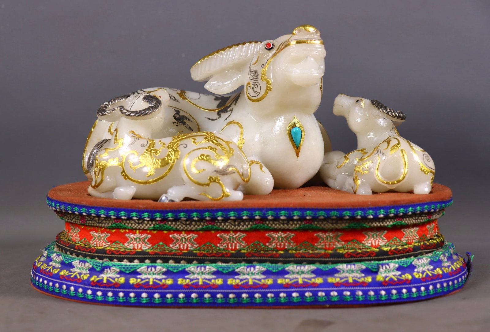An Exquisite White Jade Inlaid Gold Silver Auspicious Beast Pattern Buffalo Ornament: An Exquisite White Jade Inlaid Gold Silver Auspicious Beast Pattern Buffalo Ornament,Qing Dynasty,China,Size:4.3inx8.7inx6.3in,Weight:3028g白玉错金银瑞兽ń