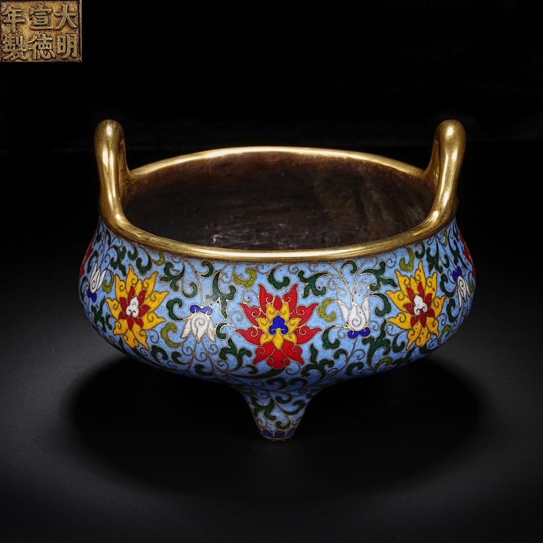 An Exquisite Cloisonne Lotus Pattern Double-Ears and Tripod Censer: An Exquisite Cloisonne Lotus Pattern Double-Ears and Tripod Censer Ming Dynasty, China Xuande Six-character Mark Size:4.1inx6.1in Weight:1550g景泰蓝冲耳炉 中&