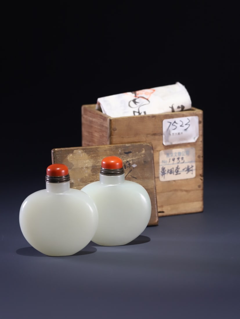 A Pair of Exquisite White Jade Snuff Bottles (1 of 12)