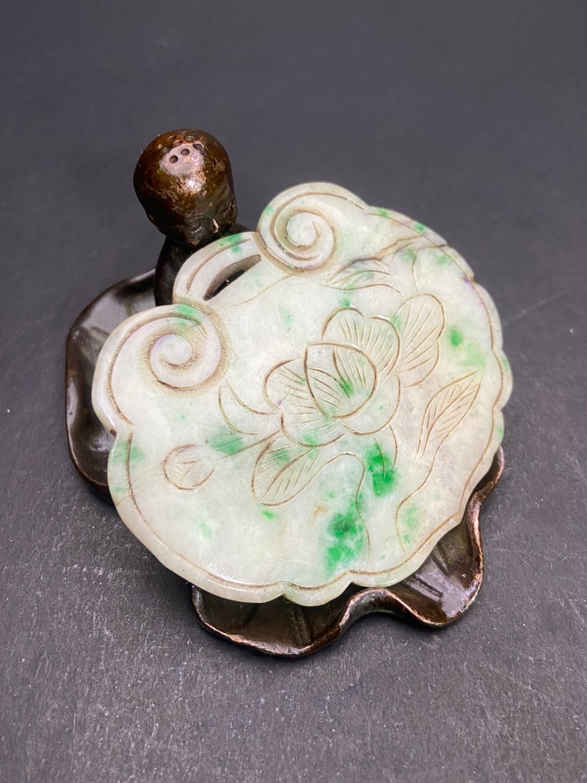 An Exquisite Jadeite Lotus Pattern Pendant - 2