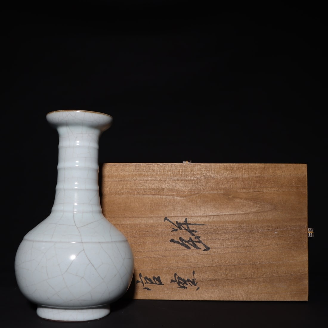 An Exquisite Guan yao White Glazed Vase: An Exquisite Guan yao White Glazed Vase,Song Dynasty,China,Size:10.2inx5.7in官窑白釉瓶,中国宋代,Size:26cmx14.5cm