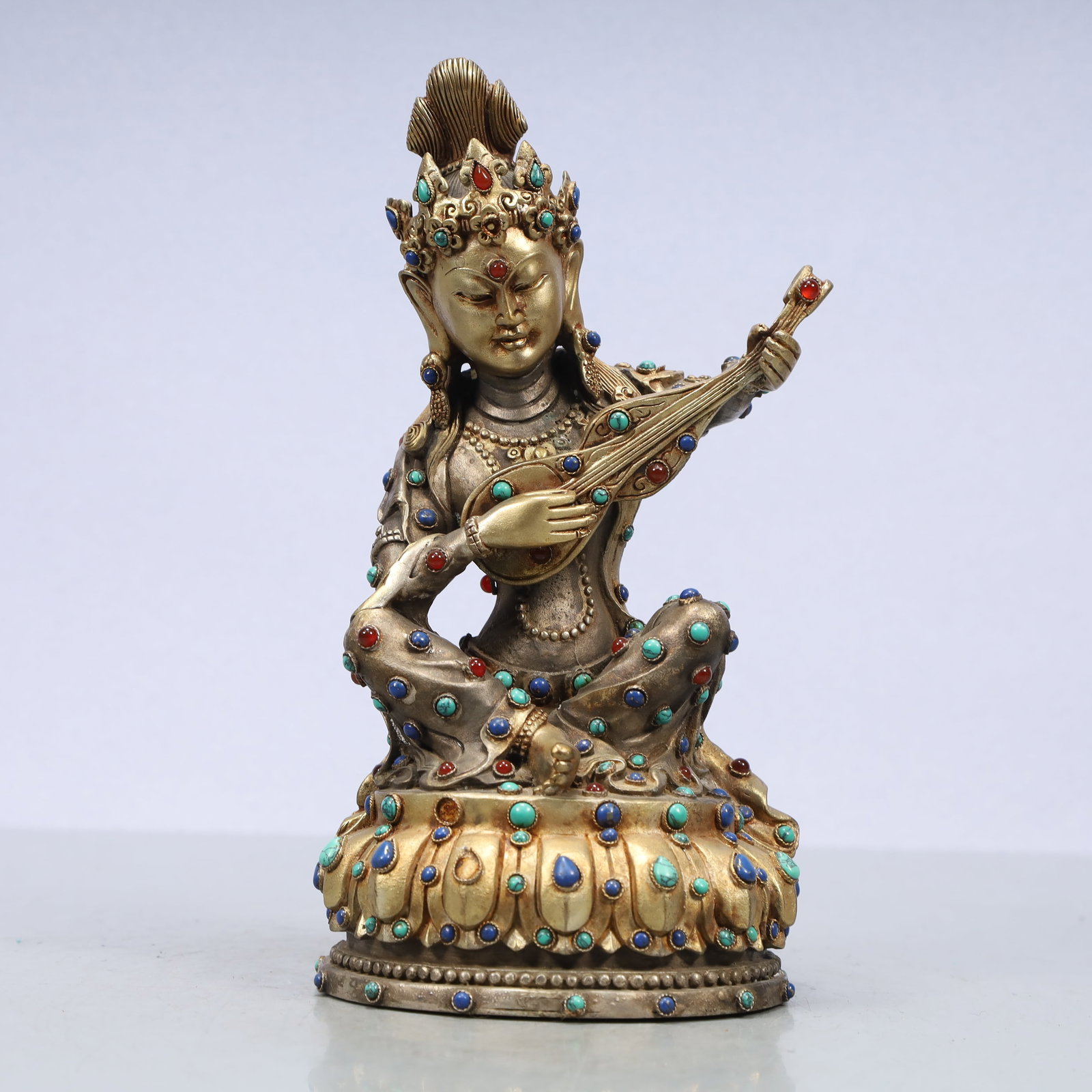 A Exquisite Gilt Silver Inlaid Gems Statue of Avalokitesvara: A Exquisite Gilt Silver Inlaid Gems Statue of Avalokitesvara Ming Dynasty, China Size:5.5inx3.9inx9.4in Weight:1500g银鎏金嵌百宝观音
