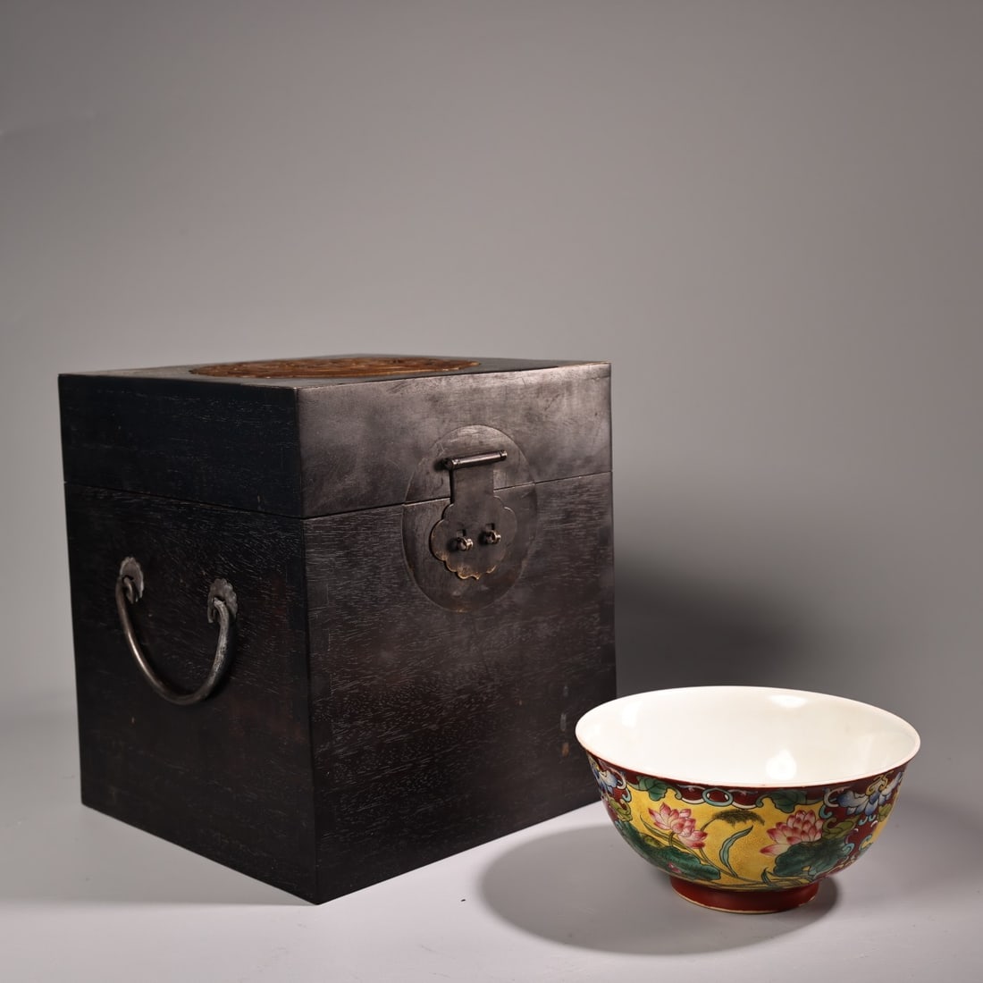 An Exquisite Red Ground Famille-Rose Flower Pattern Bowl: An Exquisite Red Ground Famille-Rose Flower Pattern Bowl,Qing Dynasty,China,Kangxi Four-character Mark,Size:2.8inx4.7in,Weight:140g红地粉彩花卉纹碗ʌ