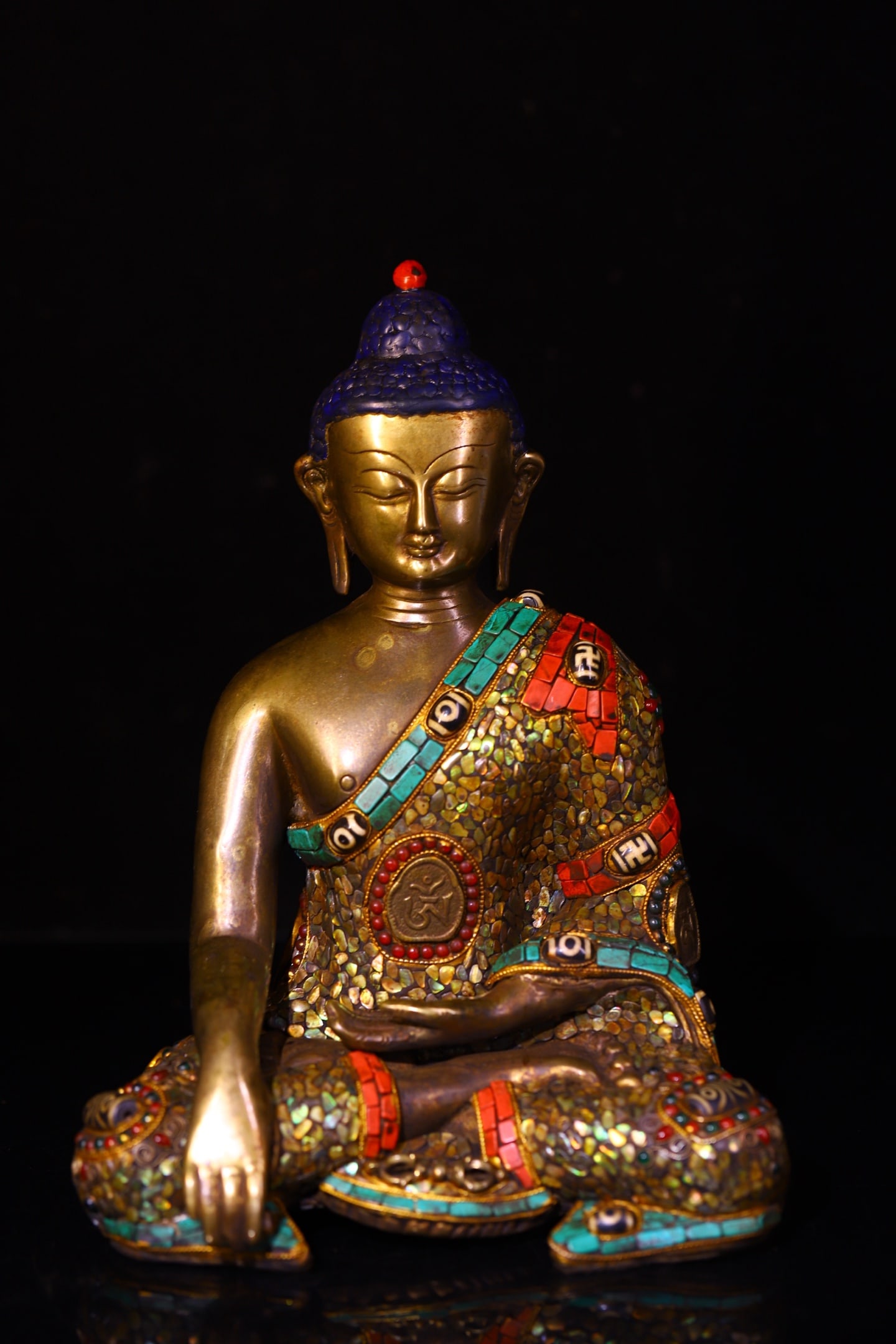 An Exquisite Bronze Inlaid Dzi Bead and Gems Statue of Sakyamuni: An Exquisite Bronze Inlaid Dzi Bead and Gems Statue of Sakyamuni,Qing Dynasty,China,Size:10.2inx7.9in,Weight:6000g铜镶天珠和宝石释迦摩ह