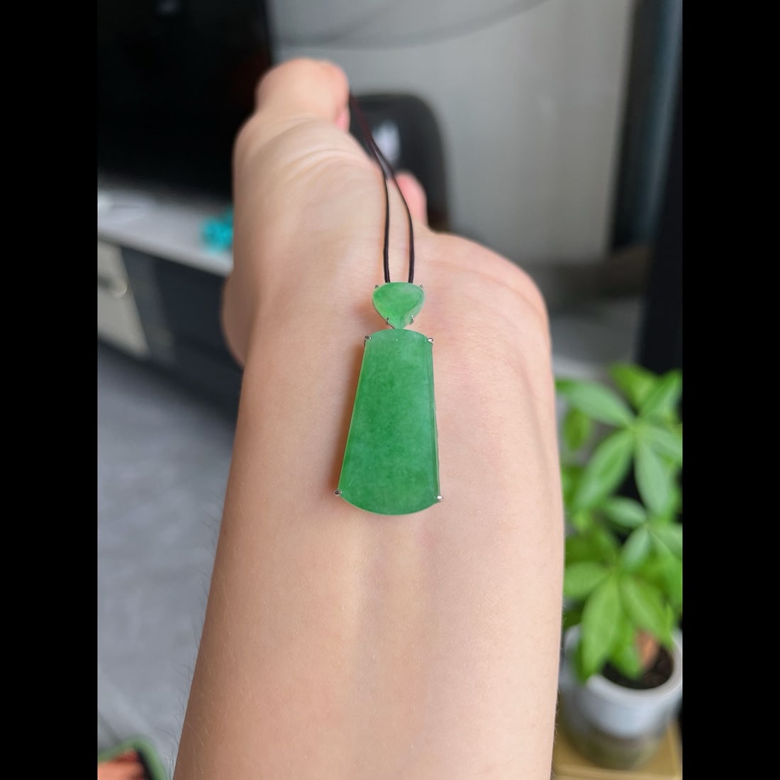 An Exquisite Jadeite Pendant: An Exquisite Jadeite Pendant,Qing Dynasty, China,Size:1.3inx0.5inx0.2in 翡翠吊坠,中国清代