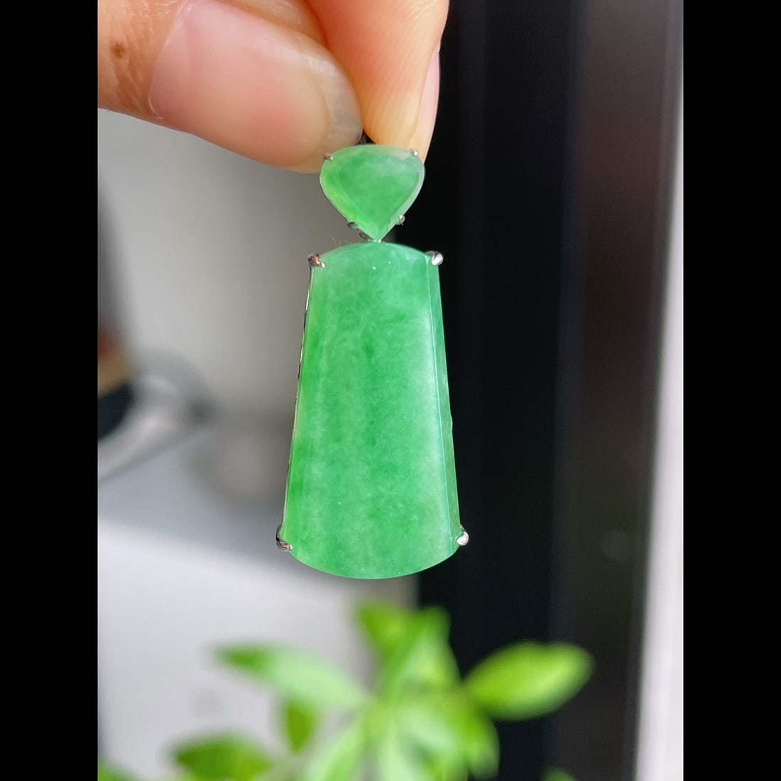 An Exquisite Jadeite Pendant - 3