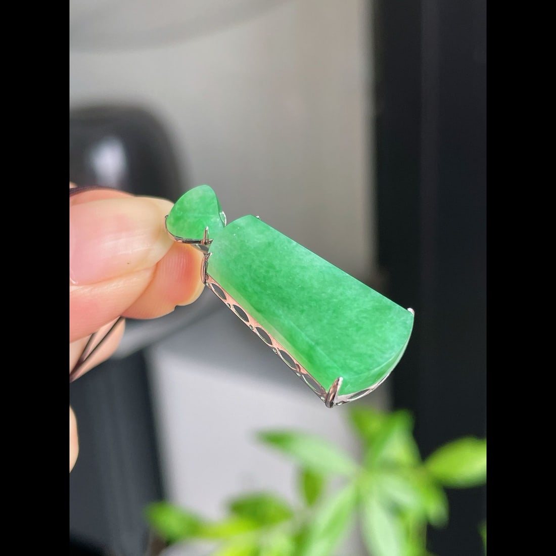 An Exquisite Jadeite Pendant - 6