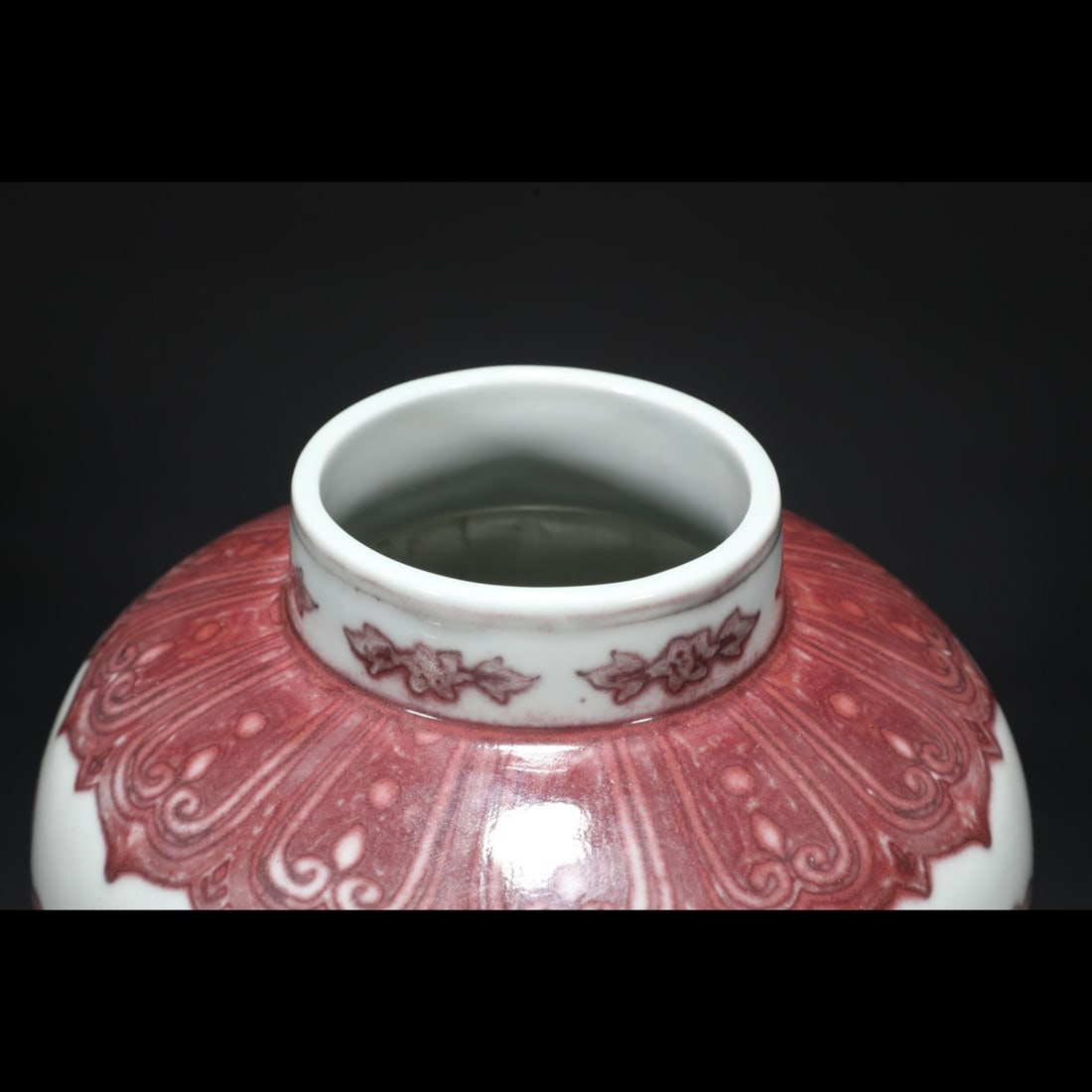 An Exquisite Underglaze-Red Flower Pattern Jar - 7