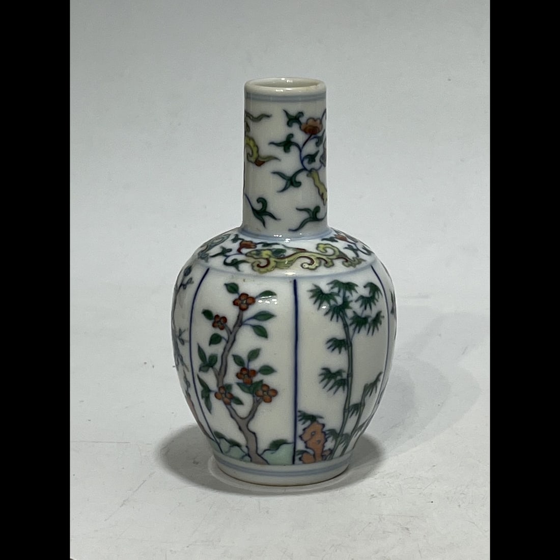 An Exquisite Doucai Flower Pattern Vase - 2