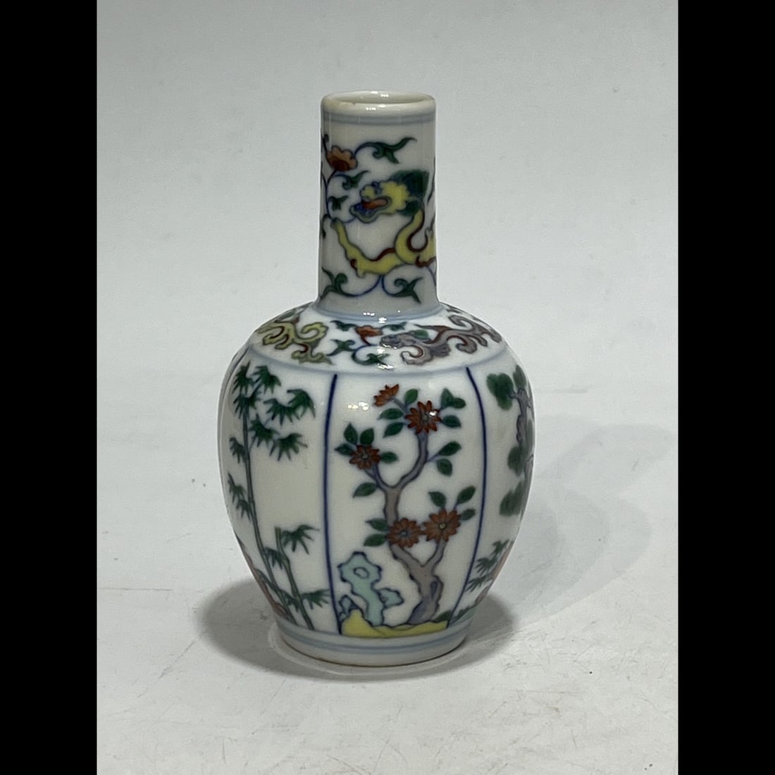 An Exquisite Doucai Flower Pattern Vase - 3