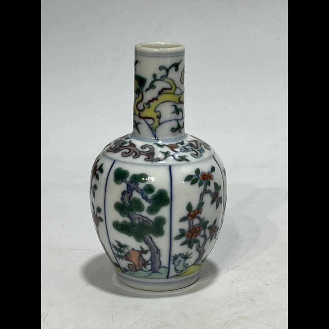 An Exquisite Doucai Flower Pattern Vase - 4