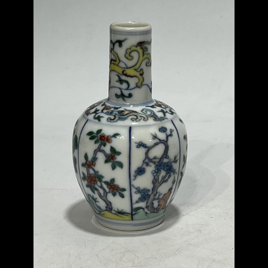 An Exquisite Doucai Flower Pattern Vase - 5