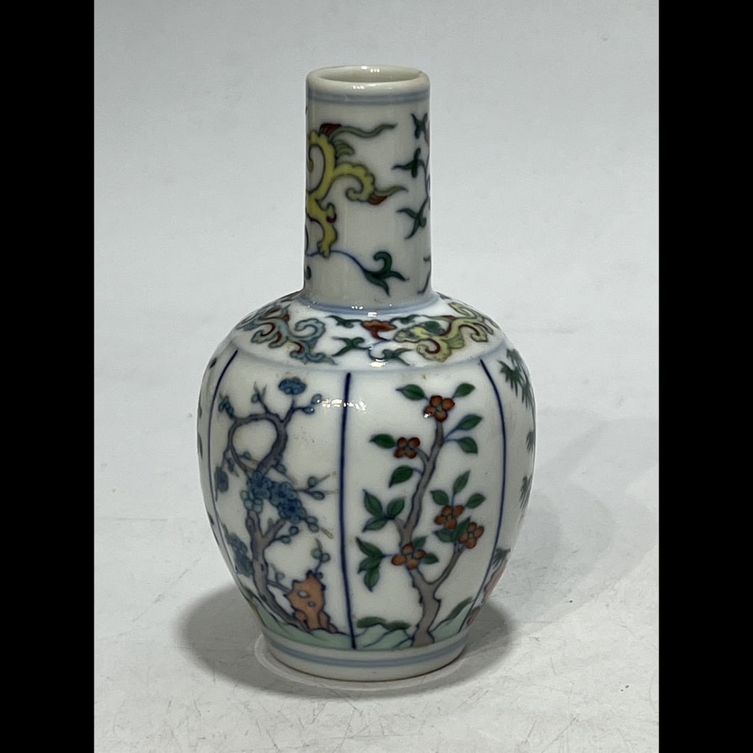 An Exquisite Doucai Flower Pattern Vase - 6