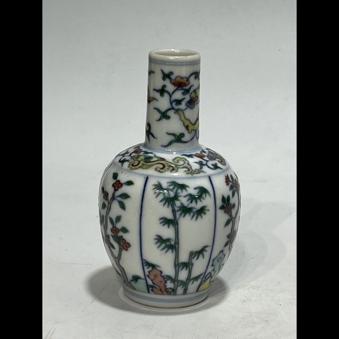 An Exquisite Doucai Flower Pattern Vase - 8