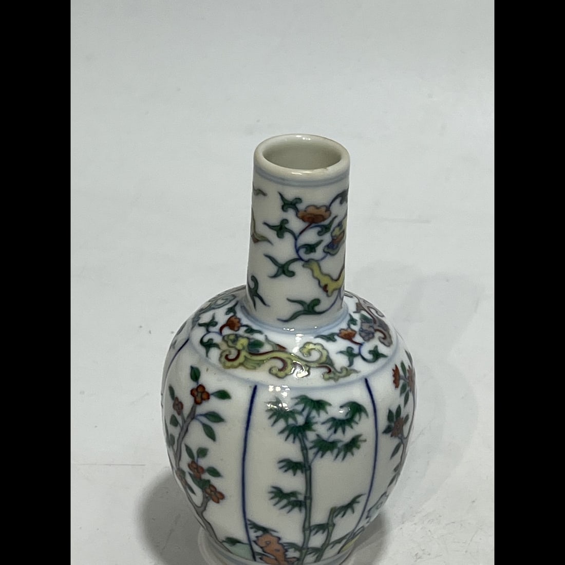 An Exquisite Doucai Flower Pattern Vase - 9