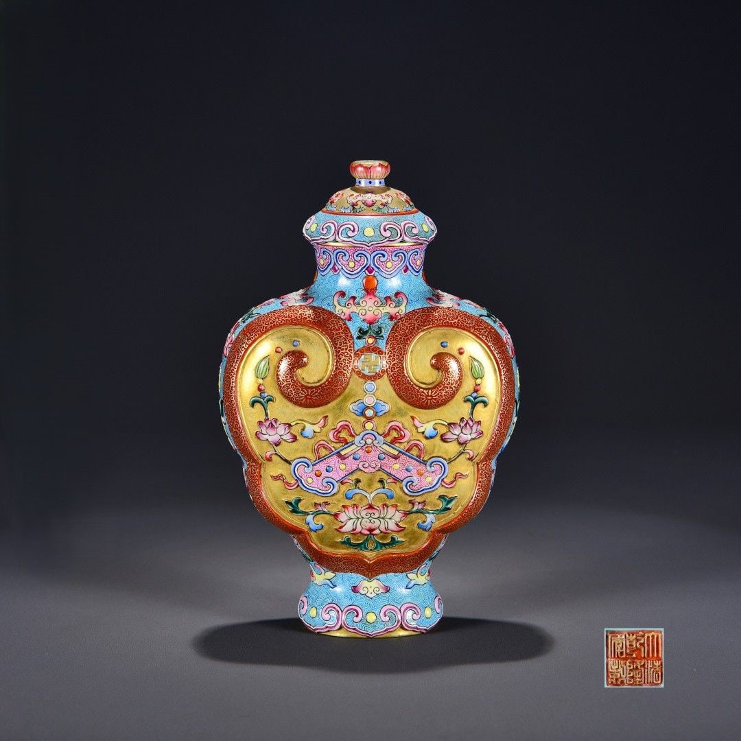An Exquisite Famille-Rose Flower Pattern Jar: An Exquisite Famille-Rose Flower Pattern Jar,Qing Dynasty, China,Qianlong Six-character Mark,Size:9.8inx5.5in 粉彩花卉纹罐,中国清代,乾