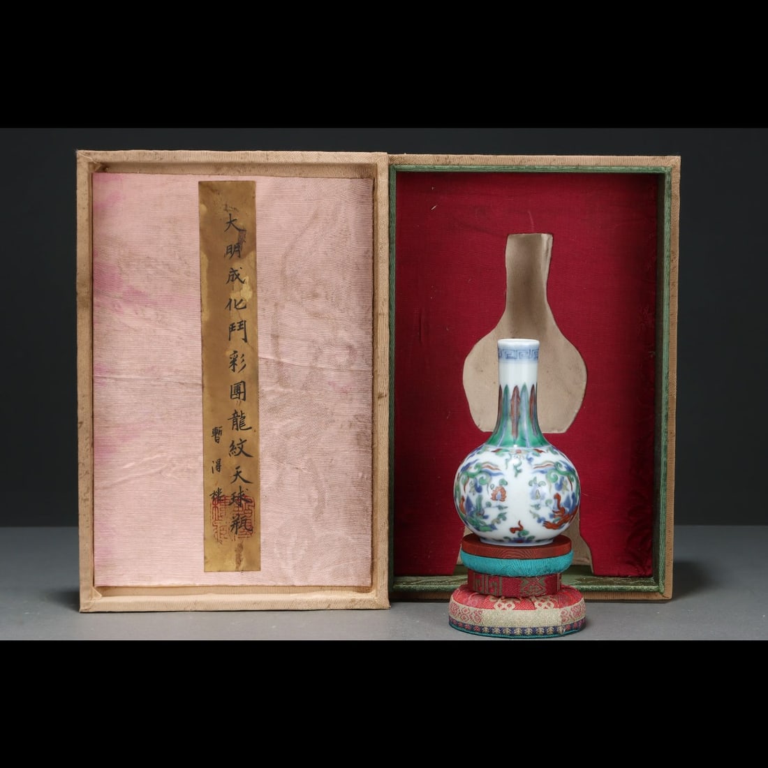 An Exquisite Doucai Dragon Pattern Vase - 2