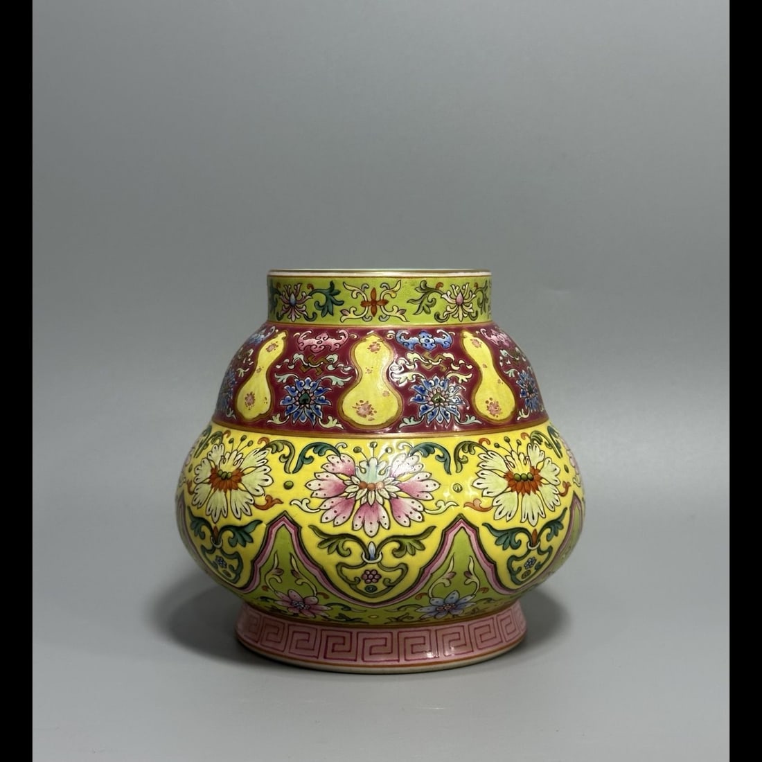 An Exquisite Enamel Flower Pattern Vase - 2