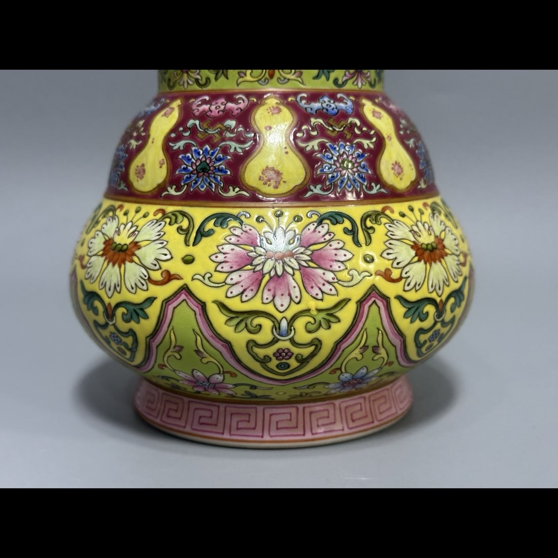An Exquisite Enamel Flower Pattern Vase - 3