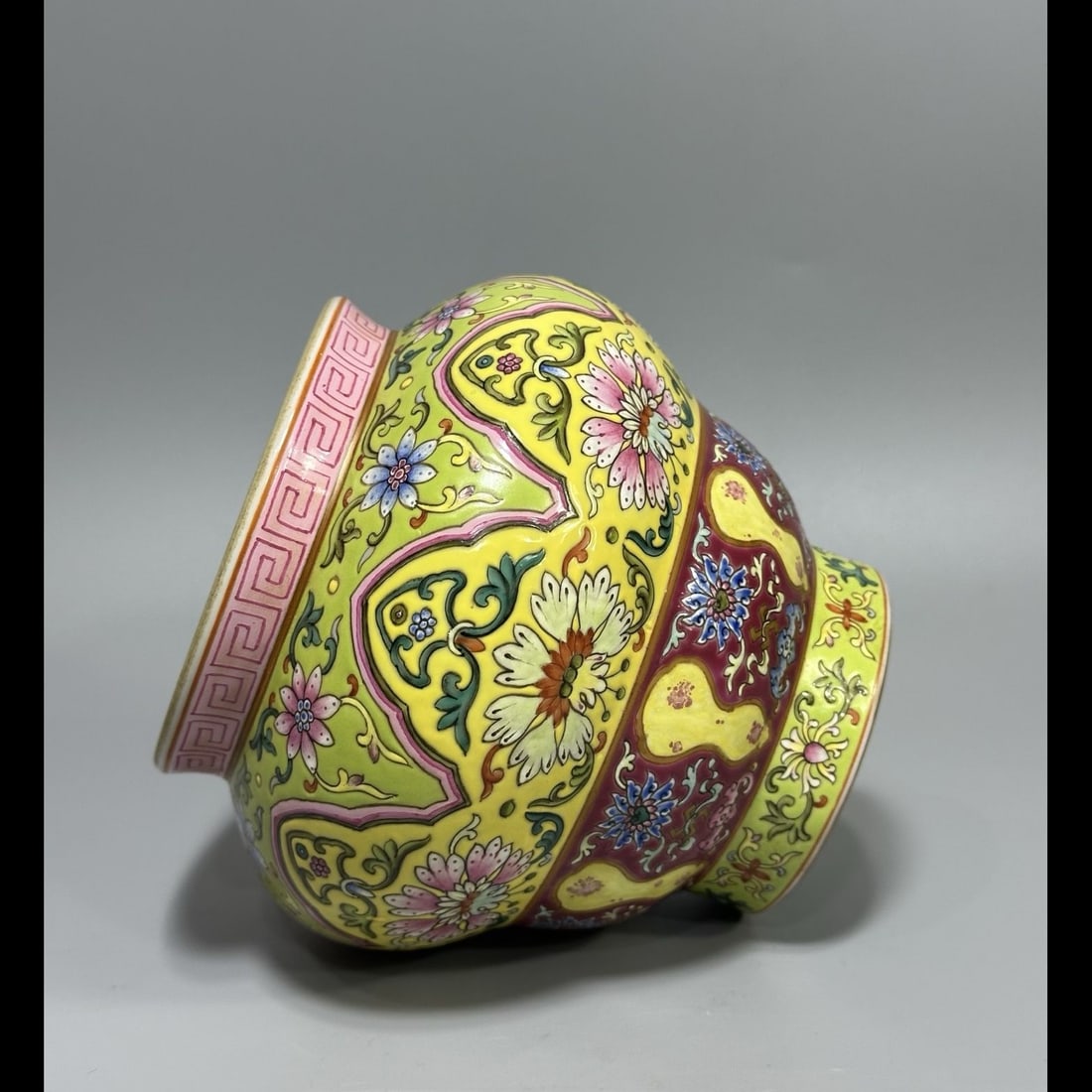 An Exquisite Enamel Flower Pattern Vase - 4