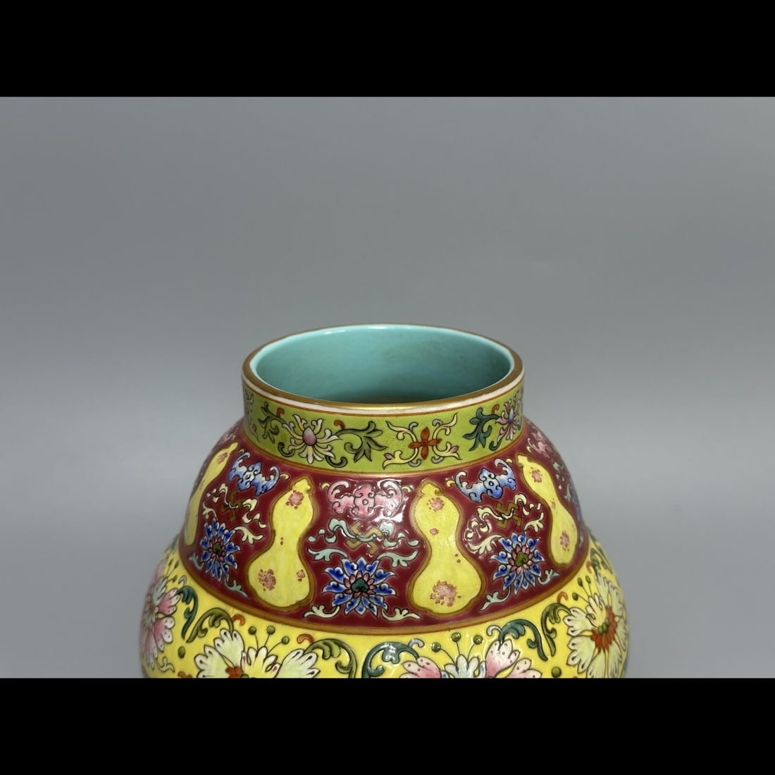 An Exquisite Enamel Flower Pattern Vase - 7