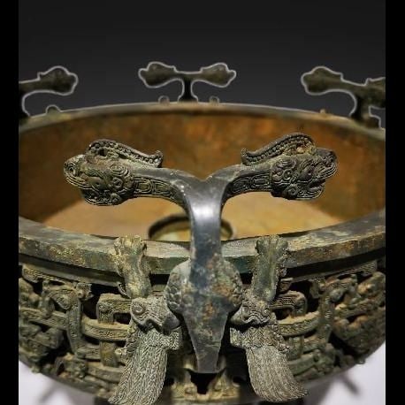 An Exquisite Bronze Coiled‑Dragon Pattern Basin - 3