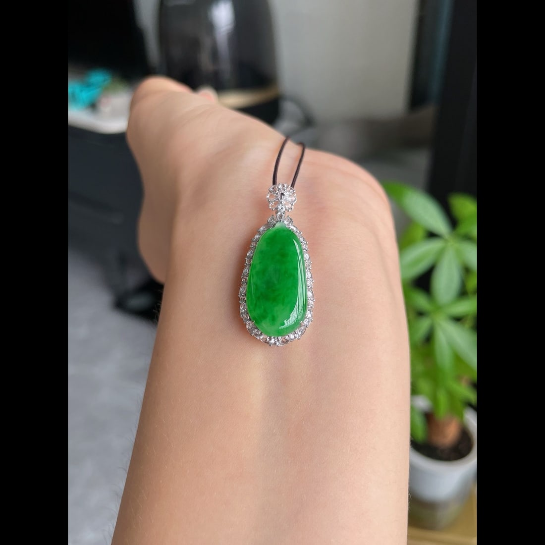 An Exquisite Jadeite Melon Pendant - 6