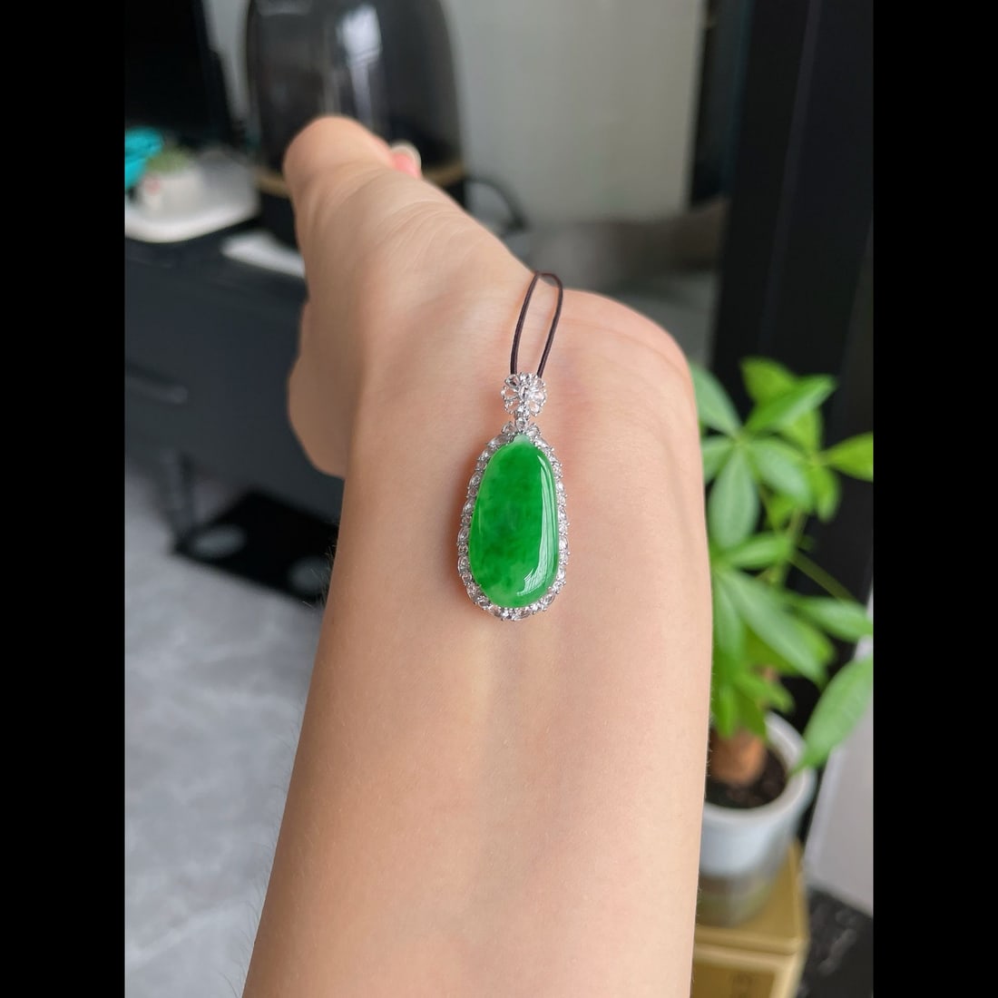 An Exquisite Jadeite Melon Pendant - 7