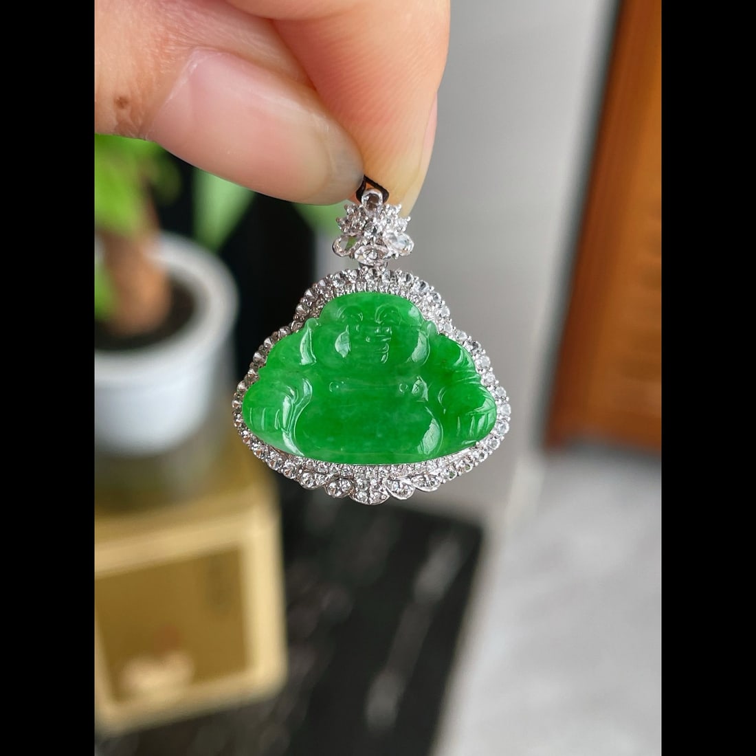An Exquisite Jadeite Buddha statue Pendant: An Exquisite Jadeite Buddha statue Pendant,Qing Dynasty, China,Size:0.9inx0.8inx0.3in 翡翠佛像吊坠,中国清代