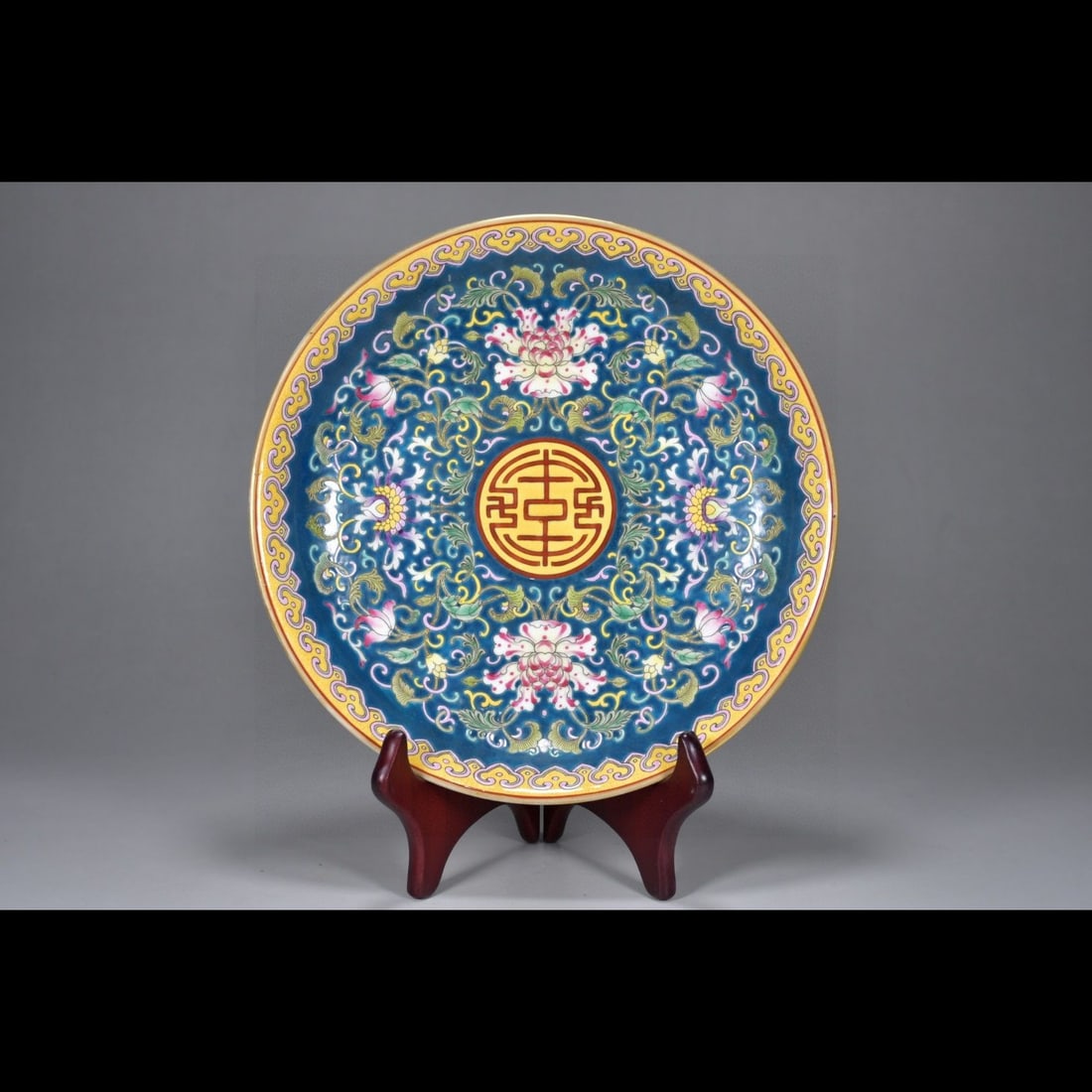 An Exquisite Enamel Gilt Lotus Pattern Plate: An Exquisite Enamel Gilt Lotus Pattern Plate,Qing Dynasty, China,Yongzheng Six-character Mark,Size:1.8inx8.7in 珐琅彩鎏金缠枝莲纹盘,中