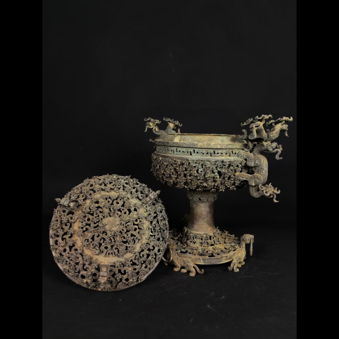 An Exquisite Bronze Dragon Pattern Jar - 2