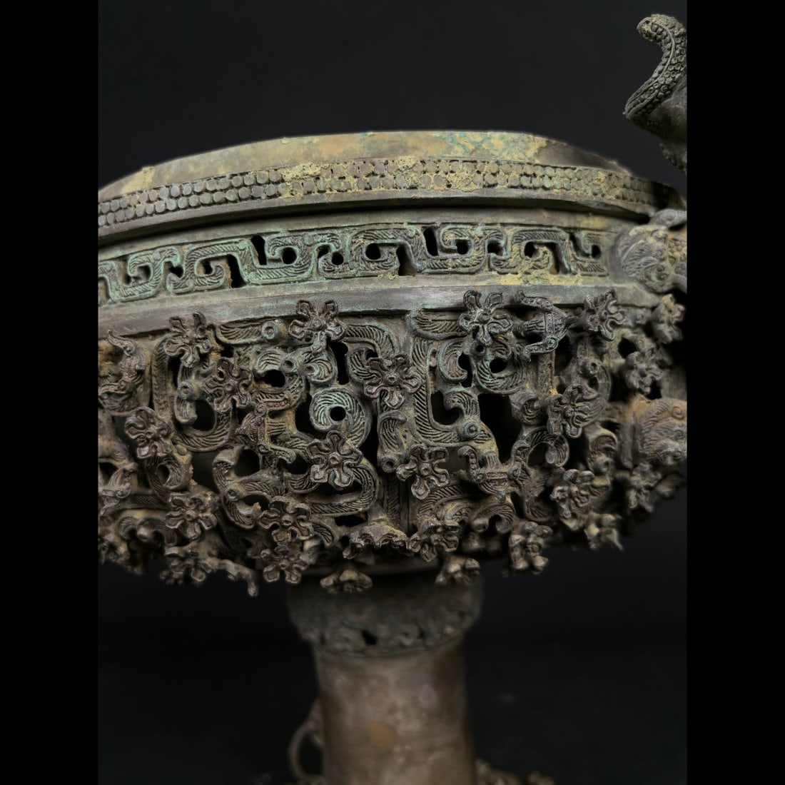 An Exquisite Bronze Dragon Pattern Jar - 3