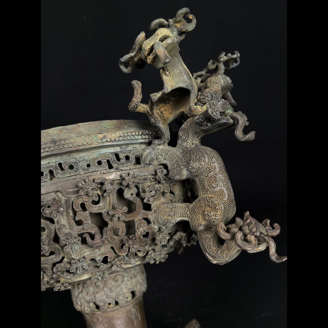 An Exquisite Bronze Dragon Pattern Jar - 4