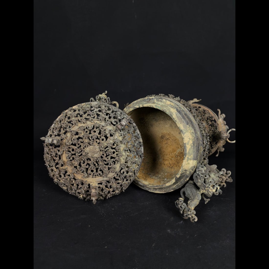 An Exquisite Bronze Dragon Pattern Jar - 7