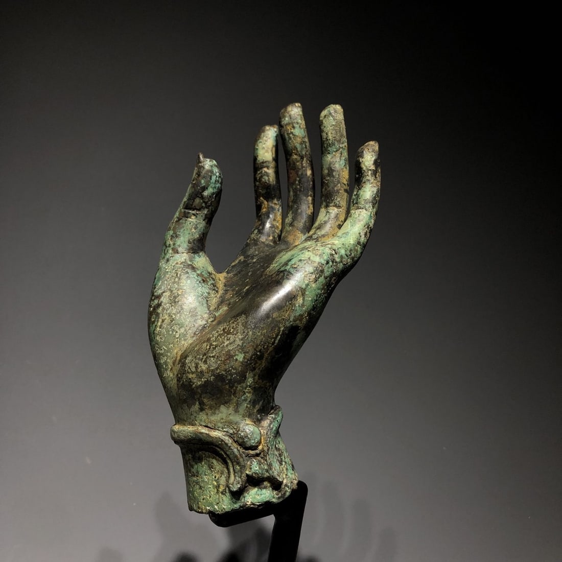 An Exquisite Bronze Buddha's Hand Ornament: An Exquisite Bronze Buddha's Hand Ornament,Liao Dynasty, China,Size:8.3inx3.5inx2.4in,Weight:1000g 青铜佛手,中国辽代
