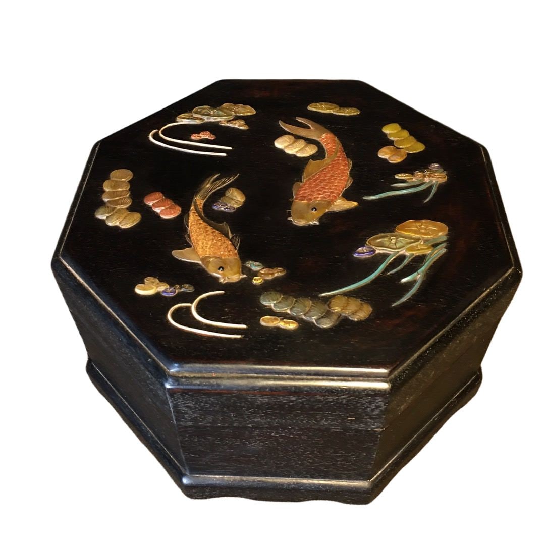 An Exquisite Zitanwood Precious-stone Inlay Fish Pattern Box: An Exquisite Zitanwood Precious-stone Inlay Fish Pattern Box,Qing Dynasty, China,Size:10.2inx4.7in,Weight:1265g 紫檀木镶嵌百宝鱼纹盒,中