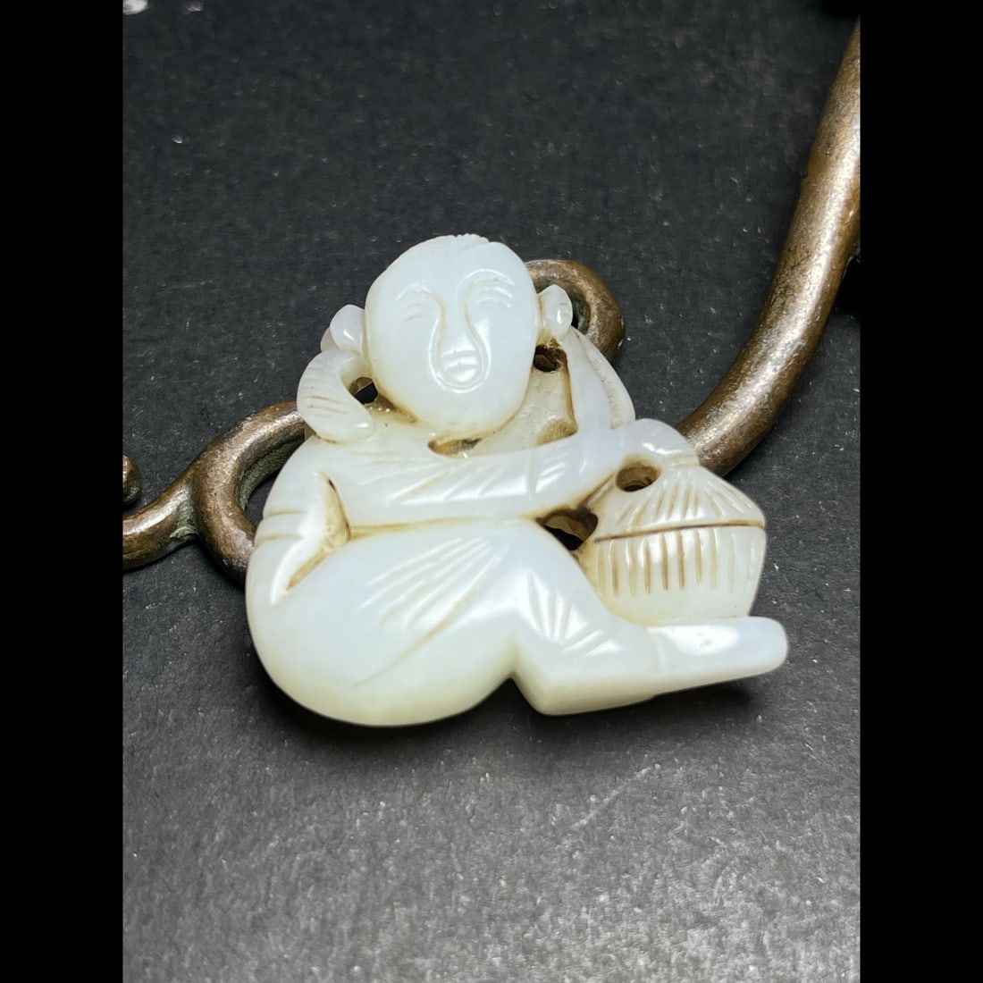 An Exquisite Hotan Jade Human Shaped Pendant: An Exquisite Hotan Jade Human Shaped Pendant,Qing Dynasty, China,Size:1.4inx0.5inx1.5in,Weight:23g 和田玉人形挂件,中国清代