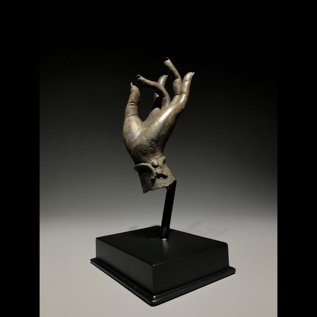 An Exquisite Bronze Buddha's Hand Ornament: An Exquisite Bronze Buddha's Hand Ornament,Liao Dynasty, China,Size:7.9inx3.1inx2.4in,Weight:850g 青铜佛手,中国辽代