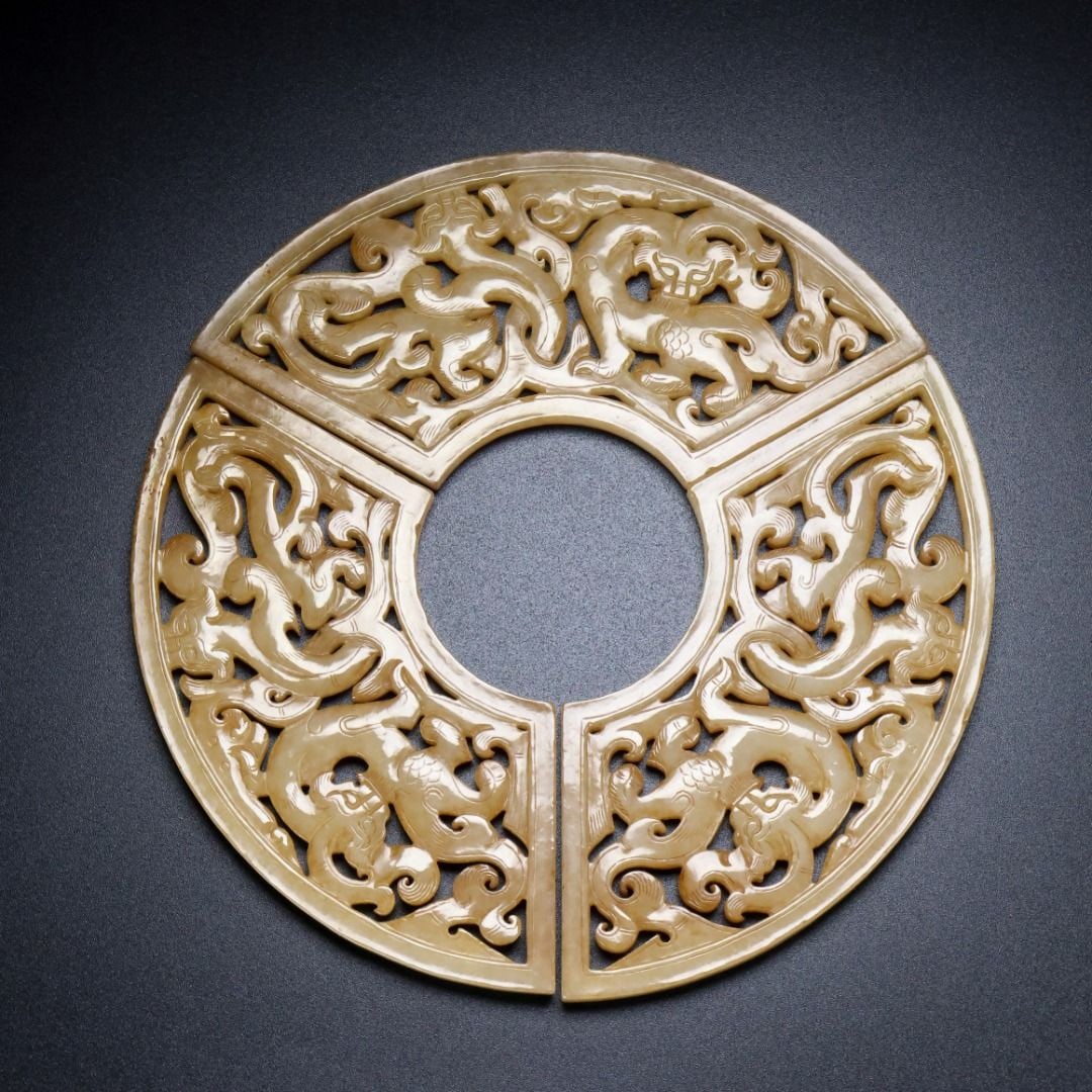 An Exquisite Hotan Jade Dragon Bi: An Exquisite Hotan Jade Dragon Bi,Han Dynasty, China,Size:5.5inx5.5inx0.3in,Weight:183g 和田玉龙璧,中国汉代
