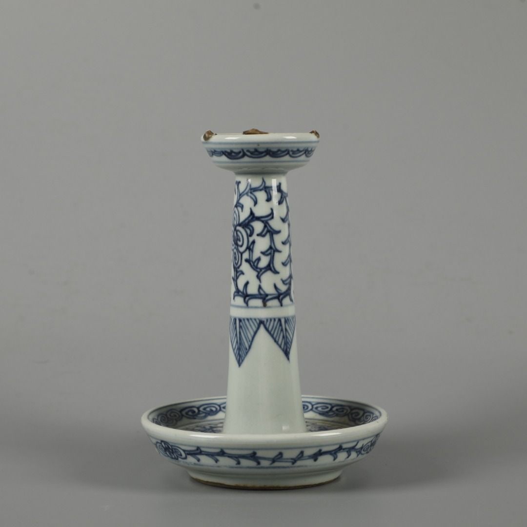 An Exquisite Blue and White Flower Pattern Candlestick - 4