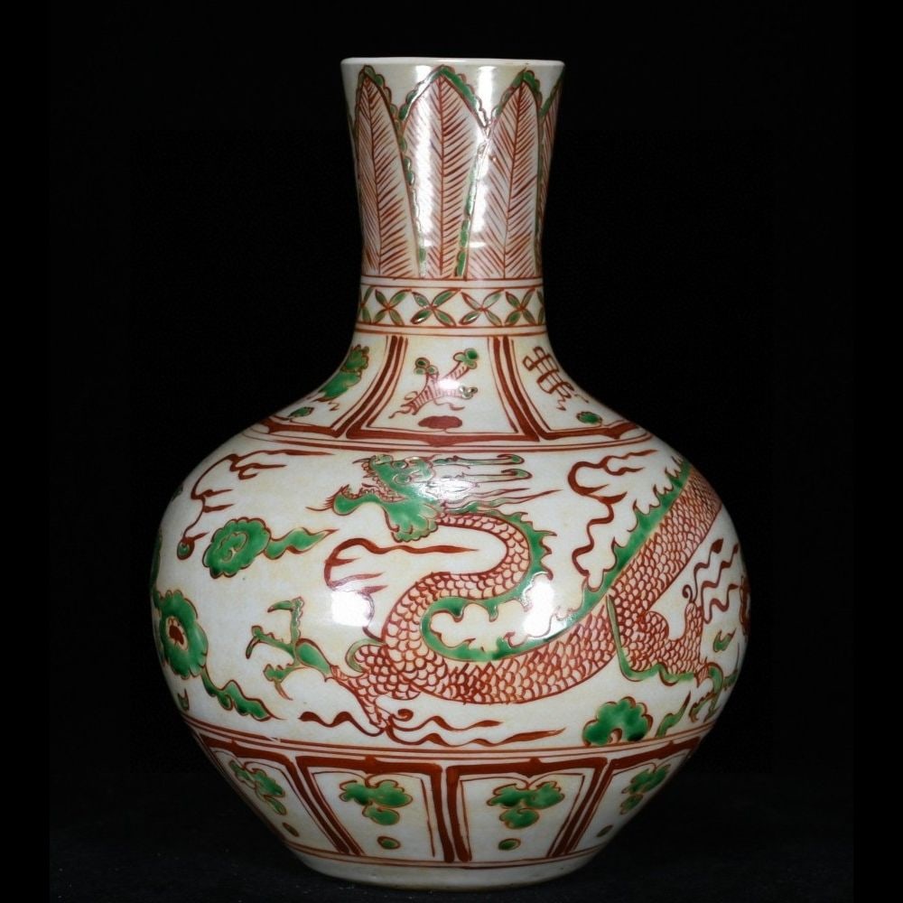 An Exquisite Red and Green Glazed Dragon Pattern Vase: An Exquisite Red and Green Glazed Dragon Pattern Vase,Yuan Dynasty, China,With Mark,Size:13inx9.4in