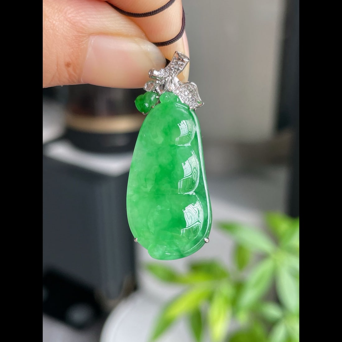 An Exquisite Jadeite Pea‑Shaped Pendant: An Exquisite Jadeite Pea‑Shaped Pendant,Qing Dynasty, China,Size:1.5inx0.6inx0.3in 翡翠豌豆形吊坠,中国清代
